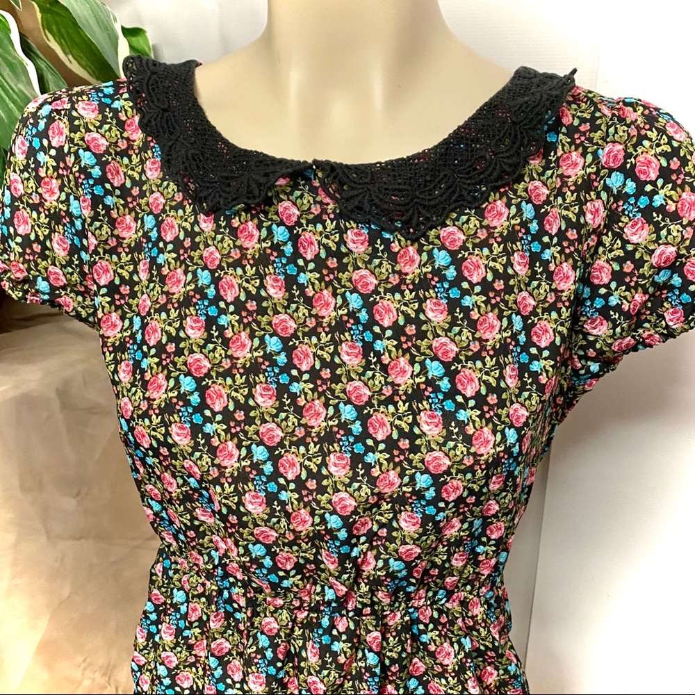 Forever 21 Floral Short Sleeved Lace Collard Dress - Picture 2 of 5